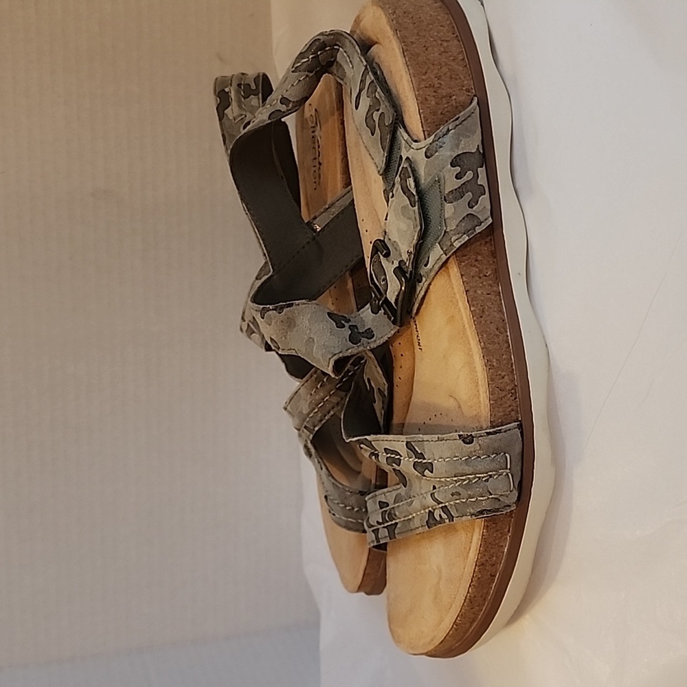 Clarks Women's Camo Strappy Comfort Sandals - Olive Green 9 - Picture 4 of 7